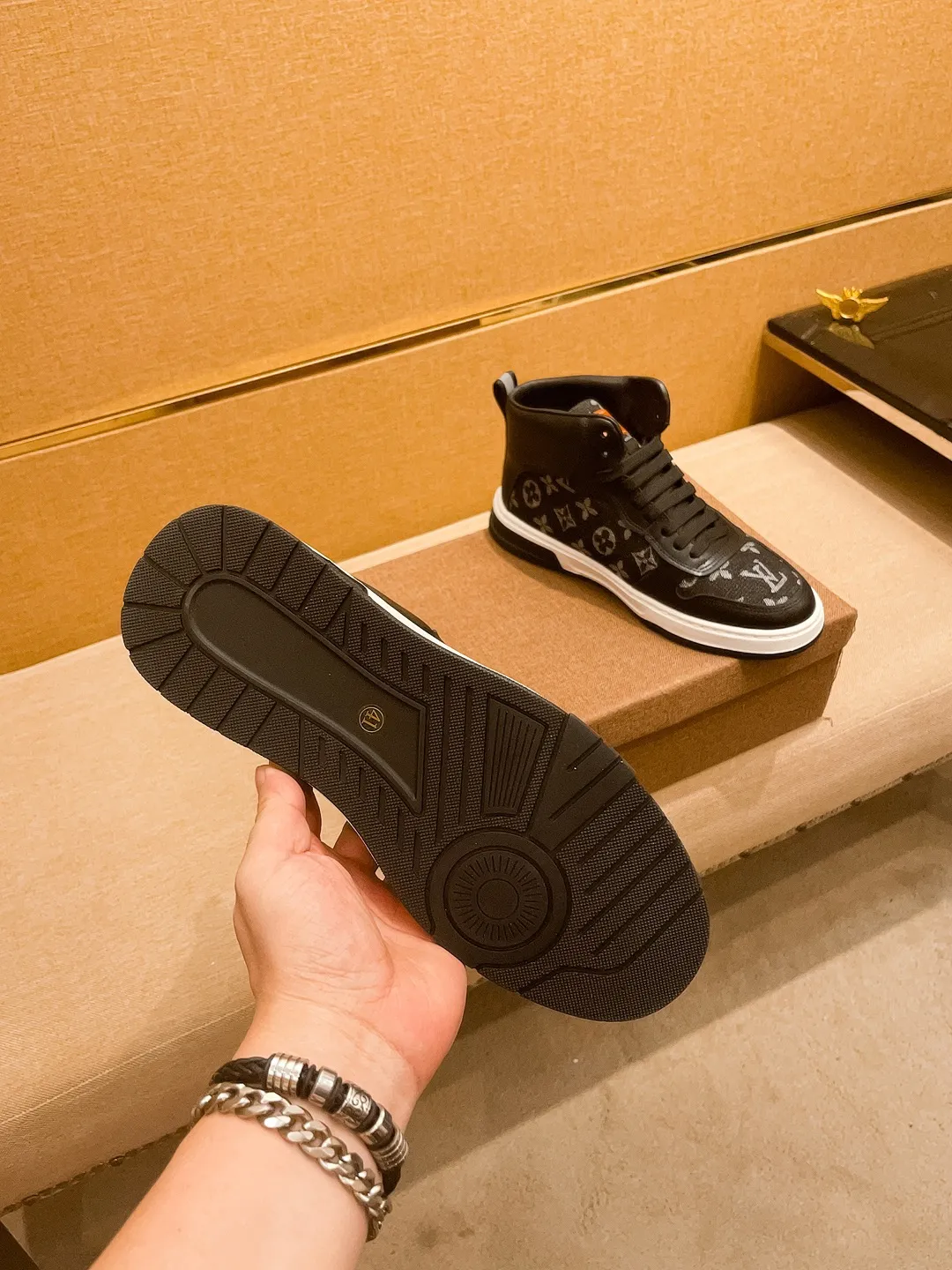 Men's shoes 💰 440💰【 LV 】🔥 Louis Vuitton, high-end men's shoes brand, official website 1:1 latest masterpiece: the upper is made of first-layer cowhide imported from Italy with a comfortable and breathable lining➕original non-slip and wear-resistant outsole🔥, making walking more convenient and comfortable! An exclusive new model, a stunning work, a beautiful 1:1 replica [color] compared to the official quality! Create a fashionable personality to set off your uniqueness! A must-have for trendy men! Classic🔥Size: 38-44 Color: 🔥Multiple colors available🔥
